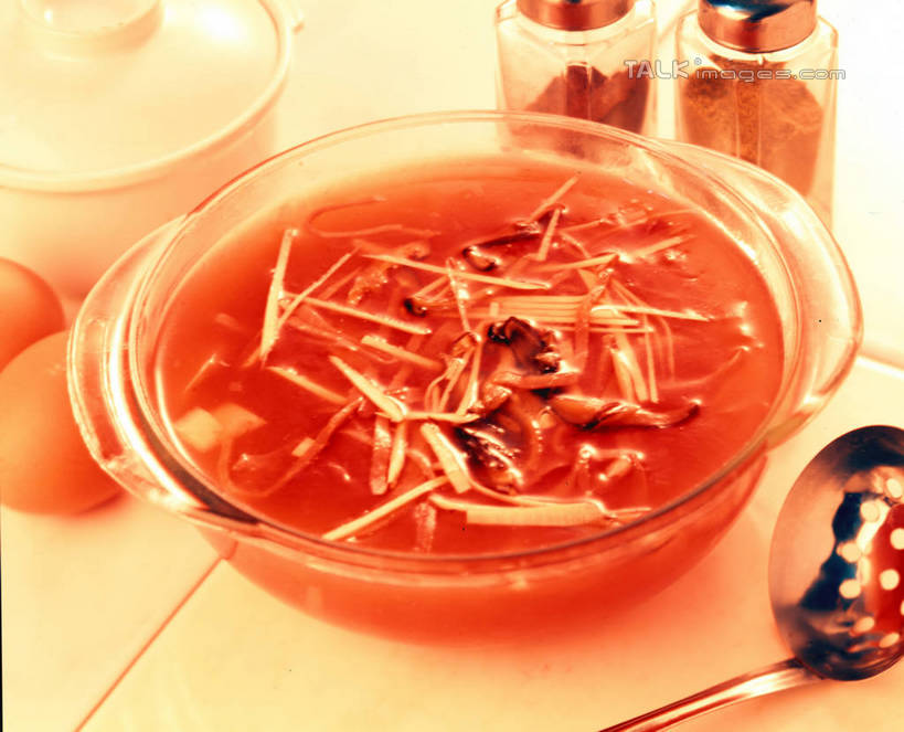 无人,横图,俯视,室内,特写,白天,烹饪,中餐,餐桌,桌子,厨具,玻璃,阴影,反射,锅子,滤器,砂锅,影子,勺子,陶瓷,菌菇,香菇,竹笋,浓汤,汤,料理,食品,陶瓷制品,菌类,锅,羹,酸辣汤,笋,菜肴,美食,玻璃制品,食物,一个,容器,碗,中式,食用菌,佳肴,单个,餐台,锅具,储藏,真菌,储存,漏勺,烹饪用具,椎茸,湖南菜,湘菜,烹调用具,烹调,彩图,高角度拍摄,平庄菇,香菌,香蕈,贮存,shrj1