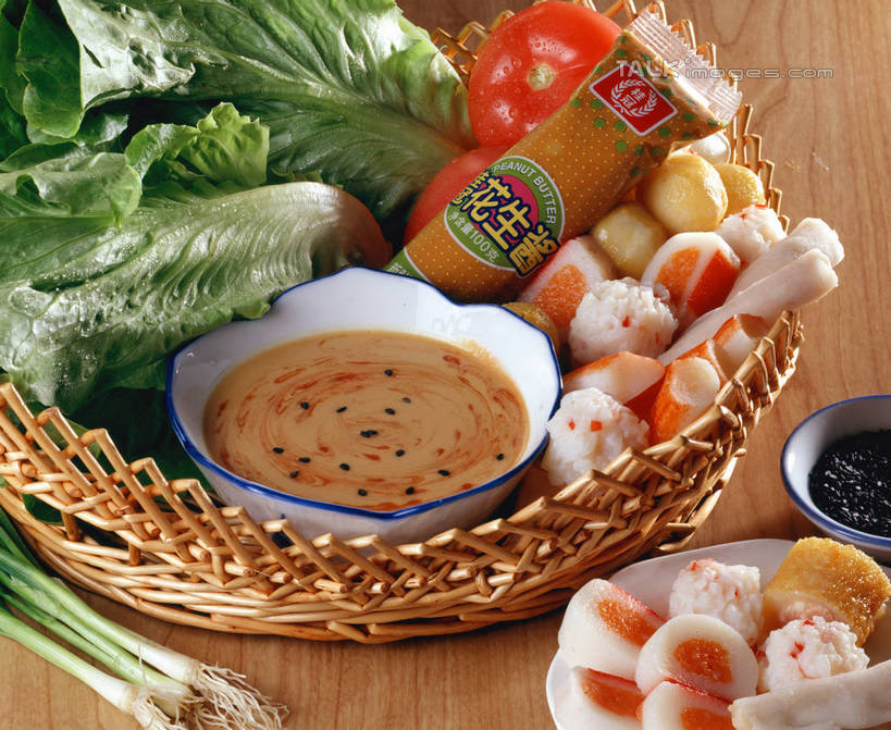 海鲜,无人,交叉,横图,俯视,室内,特写,白天,餐桌,桌子,竹子,蔬菜,西红柿,餐具,袋子,阴影,竹制,新鲜,编织,反射,碟子,篮子,盘,影子,塑料,陶瓷,生菜,莴苣,调料,酱料,酱汁,肉,佐料,食品,陶瓷制品,调味品,丸子,调味料,水产,酱,肉类,肉丸,海洋生物,食物,盘子,容器,塑料制品,竹篮,碟,碗,花生酱,有机食品,绿色食品,餐台,储藏,竹条,虾肉,交织,竹制品,储存,水生动物,海产品,水生物,肉食,塑封,海底动物,北极贝,虾丸,春菜,鹅仔菜,莴仔菜,千金菜,叶用莴苣,穿插,洋柿子,柑仔蜜,番茄,臭柿,彩图,高角度拍摄,六月柿,贮存,密封袋,塑封袋,喜报三元,shrj1