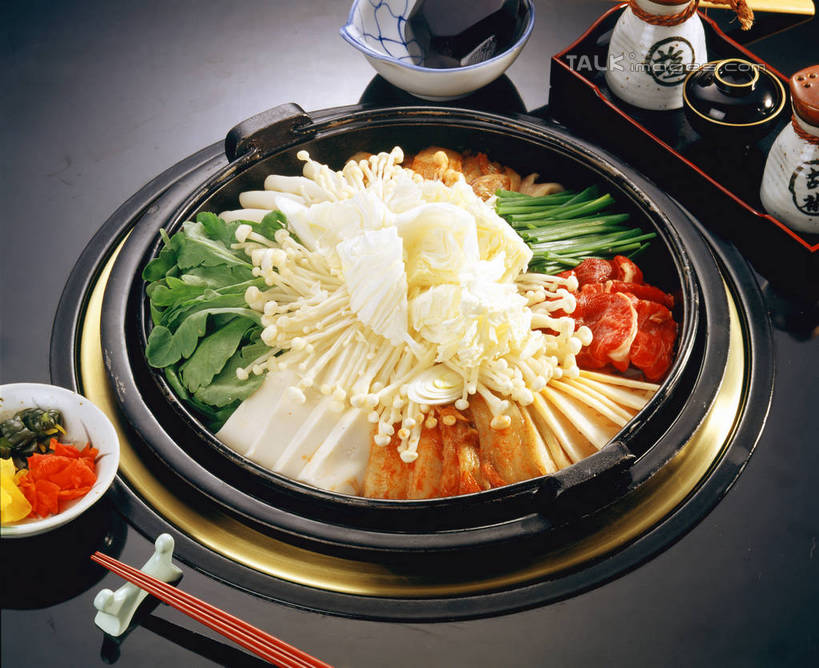 豆腐,泡菜,无人,横图,俯视,室内,特写,白天,烹饪,餐桌,筷子,桌子,蔬菜,餐具,厨具,金属制品,阴影,新鲜,反射,金属,锅子,影子,陶瓷,大白菜,金针菇,菌菇,香菇,料理,食品,陶瓷制品,韩式,菌类,文化,传统,锅,白菜,火锅,平菇,菜肴,美食,食物,容器,碗,食用菌,佳肴,有机食品,绿色食品,餐台,锅具,储藏,礼节,真菌,豆制品,储存,韩国料理,礼仪,韩国菜,韩式料理,烹饪用具,韩国泡菜,结球白菜,构菌,金菇,毛柄金钱菌,银针菇,智力菇,暖锅,糙皮侧耳,侧耳,黑牡丹菇,胶菜,椎茸,进餐用具,烹调用具,烹调,彩图,高角度拍摄,平庄菇,香菌,香蕈,韩式泡菜火锅,泡菜火锅,黄芽白,贮存,shrj1
