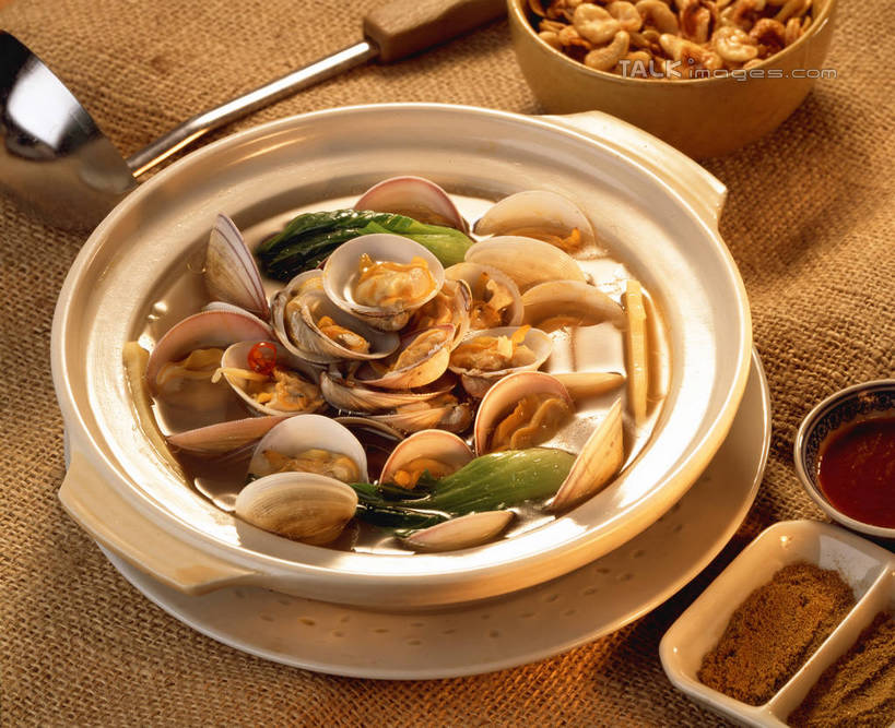 海鲜,无人,横图,俯视,室内,特写,白天,烹饪,中餐,餐桌,桌子,餐具,厨具,阴影,反射,叉子,粉末,锅子,砂锅,影子,陶瓷,调味,香料,佐料,料理,食品,陶瓷制品,锅,蛤蜊,水产,菜肴,美食,海洋生物,食物,容器,碗,中式,粉,蛤,佳肴,餐台,锅具,储藏,枯茗,孜然,储存,水生动物,海产品,水生物,海底动物,烹饪用具,餐叉,蛤仔,安息茴香,作料,粉状,粉剂,进餐用具,烹调用具,烹调,彩图,高角度拍摄,孜然粉,贮存,shrj1