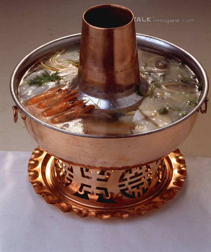 海鲜,无人,竖图,俯视,室内,特写,白天,烹饪,中餐,餐桌,桌子,阴影,反射,影子,肉,料理,食品,基围虾,火锅,水产,羊肉,菜肴,美食,肉类,海洋生物,食物,中式,佳肴,餐台,水生动物,海产品,水生物,肉食,海底动物,涮羊肉,刀额新对虾,麻虾,新对虾,彩图,高角度拍摄,羊肉火锅,shrj1