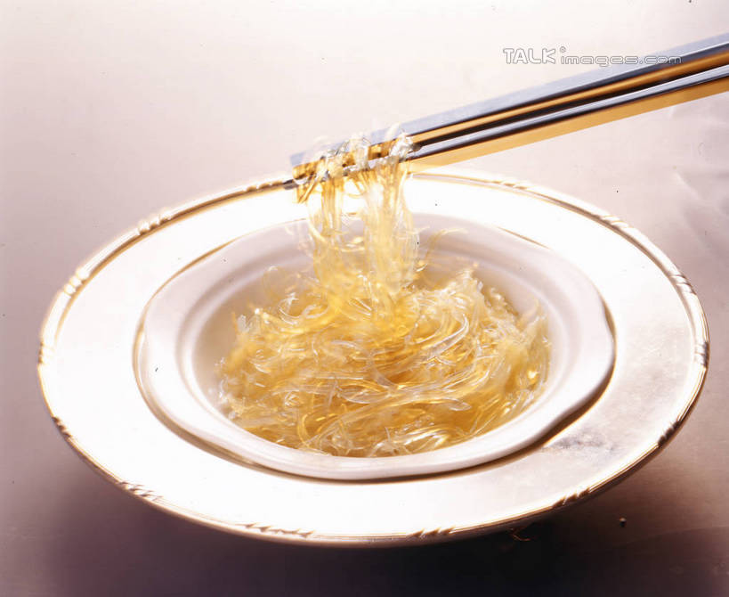 无人,横图,俯视,室内,特写,白天,餐桌,筷子,桌子,餐具,一双,阴影,反射,影子,陶瓷,陶瓷制品,文化,传统,容器,碗,餐台,储藏,礼节,鱼翅,储存,礼仪,鲛鲨翅,鲛鱼翅,金丝菜,沙鱼翅,鲨鱼翅,鲨鱼鳍,进餐用具,彩图,高角度拍摄,贮存,shrj1