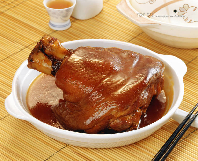 无人,横图,俯视,室内,特写,白天,烹饪,中餐,幸福,餐桌,茶,筷子,桌子,杯子,餐具,阴影,反射,影子,红烧,肉,茶叶,料理,食品,筷架,筷枕,文化,娱乐,传统,猪肉,菜肴,美食,肉类,食物,水杯,享受,休闲,温馨,中式,放松,乐趣,佳肴,餐台,礼节,筷子架,提神,舒适,醒脑,礼仪,肉食,红烧蹄髈,蹄髈,豚肉,红烧菜,茶杯,进餐用具,彩图,高角度拍摄,肘子,蹄膀,红烧蹄膀,红烧肘子,shrj1