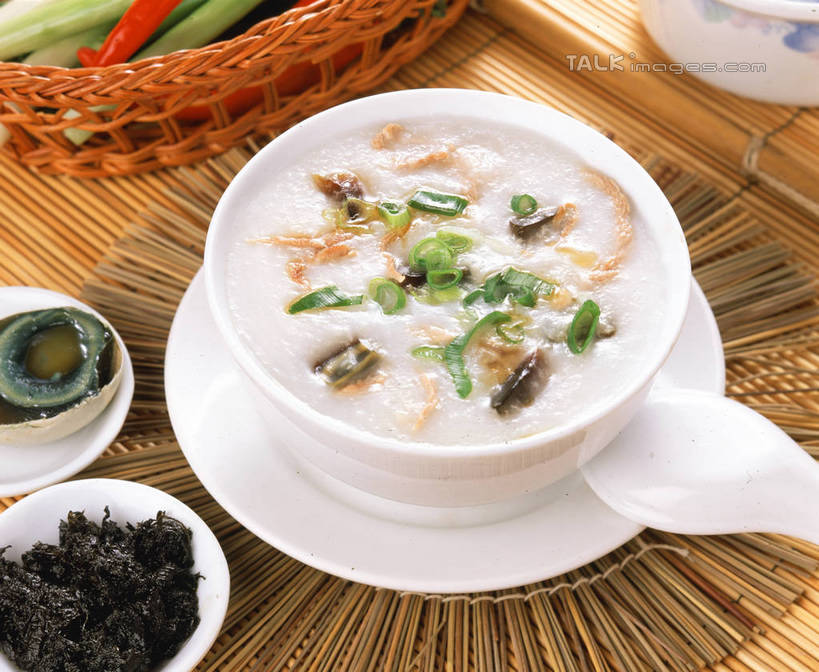 无人,横图,俯视,室内,特写,白天,烹饪,中餐,早餐,餐桌,桌子,蔬菜,餐具,阴影,新鲜,反射,碟子,滤器,盘,影子,勺子,陶瓷,葱,青葱,蛋,谷类,谷物,鸡蛋,肉,粥,料理,食品,陶瓷制品,紫菜,米,猪肉,皮蛋,菜肴,美食,肉类,香,食物,盘子,容器,碟,碗,中式,佳肴,有机食品,绿色食品,餐台,储藏,储存,肉食,漏勺,皮蛋瘦肉粥,豚肉,卵,膜菜,索菜,坛紫菜,子菜,紫英,紫瑛,松花蛋,变蛋,彩图,高角度拍摄,早饭,糜,鸡卵,鸡子,贮存,shrj1