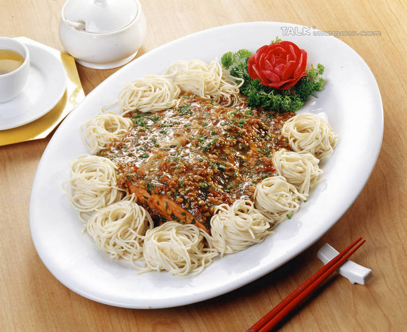 无人,横图,俯视,室内,特写,白天,烹饪,中餐,幸福,餐桌,茶,筷子,桌子,杯子,餐具,雕塑,阴影,艺术,装饰,盛开,反射,雕刻,雕像,碟子,壶,盘,影子,陶瓷,肉,茶叶,料理,食品,筷架,陶瓷制品,花蕾,筷枕,文化,娱乐,传统,肉糜,肉末,猪肉,菜肴,美食,肉类,水壶,花,花瓣,花朵,鲜花,食物,盘子,茶壶,容器,水杯,工艺品,碟,花苞,花蕊,享受,休闲,温馨,中式,放松,乐趣,佳肴,餐台,礼节,华丽,修饰,筷子架,美术,点缀,提神,舒适,醒脑,礼仪,肉食,美学,衬托,美观,雅致,雅观,茶杯,进餐用具,彩图,高角度拍摄,食雕,食品雕刻,食物雕刻,shrj1