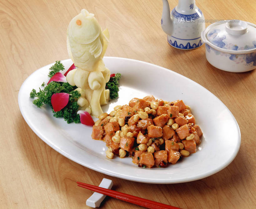 无人,横图,俯视,室内,特写,白天,烹饪,中餐,餐桌,筷子,桌子,辣椒,蔬菜,餐具,雕塑,阴影,新鲜,艺术,装饰,反射,雕刻,雕像,碟子,壶,盘,影子,鸡肉,肉,料理,食品,筷架,筷枕,文化,传统,菜肴,美食,肉类,水壶,食物,盘子,茶壶,容器,工艺品,碟,中式,宫保鸡丁,佳肴,有机食品,绿色食品,餐台,礼节,华丽,修饰,筷子架,美术,点缀,川菜,礼仪,肉食,辣角,红海椒,大椒,辣虎,广椒,美学,衬托,美观,雅致,雅观,四川菜,进餐用具,辣子,红辣椒,海椒,番椒,彩图,高角度拍摄,食雕,食品雕刻,食物雕刻,shrj1