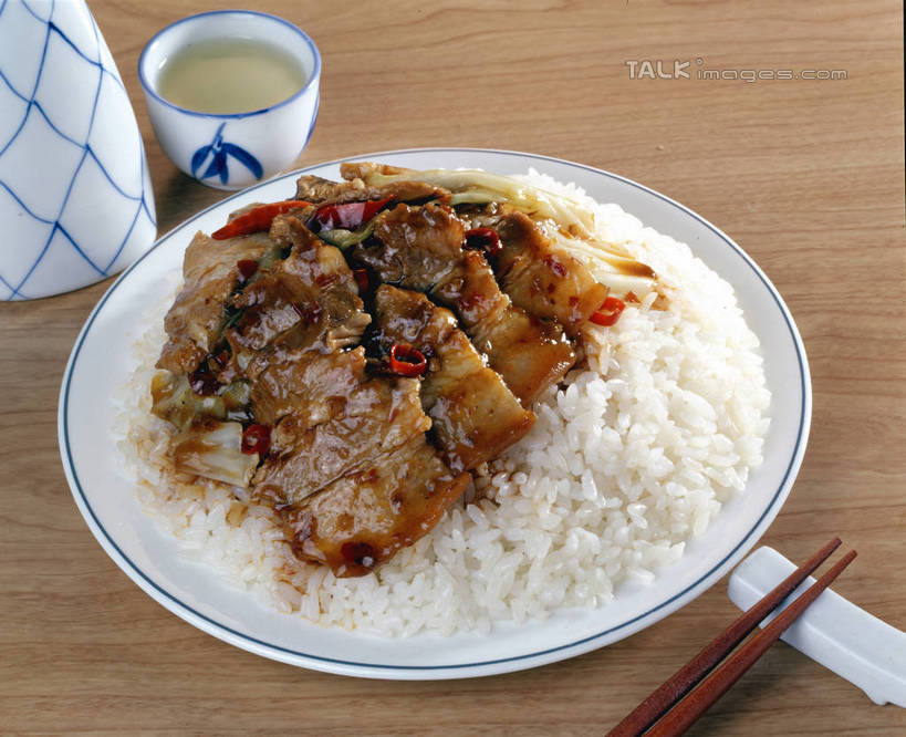 米饭,无人,横图,俯视,室内,特写,白天,烹饪,中餐,餐桌,筷子,桌子,杯子,餐具,阴影,反射,碟子,壶,盘,影子,陶瓷,料理,食品,筷架,陶瓷制品,饭,筷枕,文化,传统,梅菜扣肉,梅菜,梅干菜,菜肴,美食,水壶,食物,盘子,茶壶,容器,水杯,碟,中式,佳肴,餐台,礼节,筷子架,五谷,礼仪,盖浇饭,干菜扣肉,梅干菜扣肉,霉干菜,乌干菜,茶杯,进餐用具,彩图,高角度拍摄,shrj1