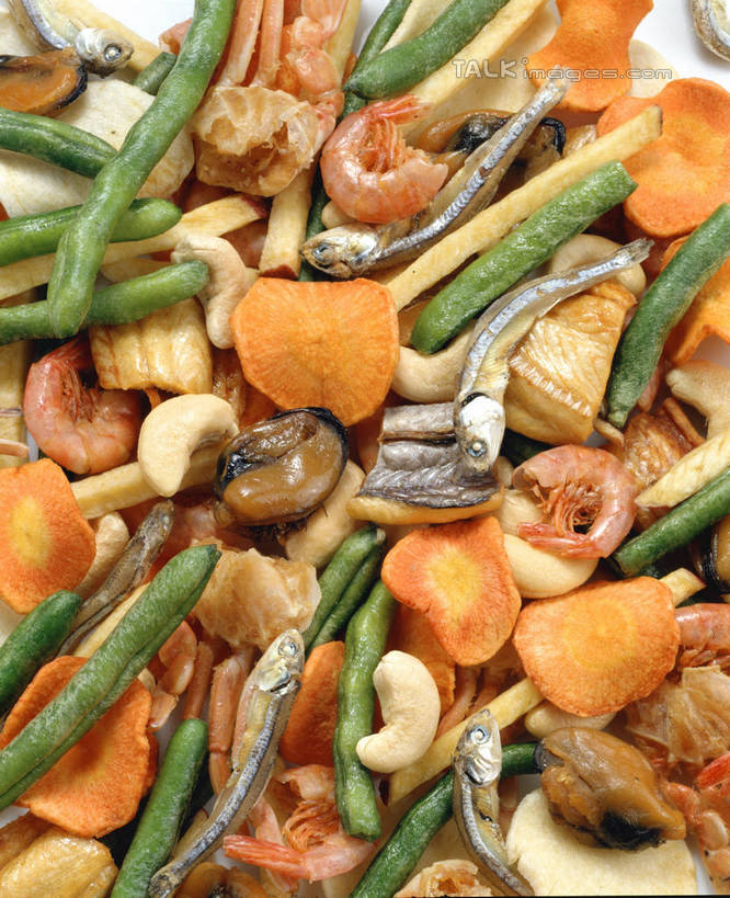 海鲜,无人,竖图,俯视,室内,特写,白天,烹饪,中餐,植物,豆,萝卜,胡萝卜,蔬菜,阴影,新鲜,反射,影子,豆类,豆子,虾,虾仁,料理,食品,坚果,水产,豆角,豇豆,菜肴,美食,海洋生物,食物,干果,中式,佳肴,有机食品,绿色食品,开洋,虾米,腰果,水生动物,海产品,黄萝卜,番萝卜,羊角,水生物,海底动物,豆科,饭豆,线豆,角豆,腰豆,长豆,带豆,江豆,鸡腰果,介寿果,裙带豆,红萝卜,甘荀,彩图,高角度拍摄,海米,金钩,丁香萝卜,胡芦菔金,金笋,shrj1