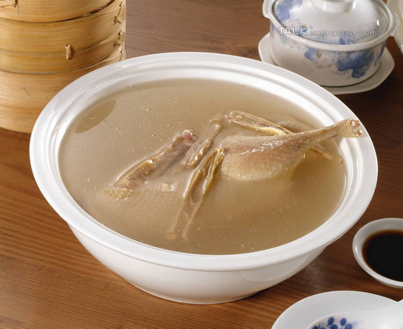 蒸笼,无人,横图,俯视,室内,特写,白天,烹饪,中餐,餐桌,桌子,杯子,厨具,阴影,竹制,反射,影子,陶瓷,肉,汤,料理,食品,陶瓷制品,菜肴,美食,肉类,食物,容器,水杯,碗,中式,佳肴,餐台,储藏,竹制品,储存,笼屉,肉食,鸽子汤,烹饪用具,鸽子肉,鸽肉,羹汤,茶杯,烹调用具,烹调,彩图,高角度拍摄,贮存,shrj1