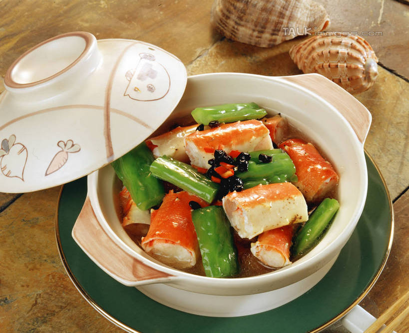 无人,横图,俯视,室内,特写,白天,烹饪,中餐,餐桌,桌子,辣椒,蔬菜,贝壳,餐具,厨具,阴影,新鲜,反射,碟子,锅子,盘,砂锅,影子,陶瓷,料理,食品,陶瓷制品,锅,菜肴,美食,食物,盘子,碟,中式,佳肴,有机食品,绿色食品,餐台,锅具,蟹棒,蟹肉棒,彩椒,烹饪用具,辣角,红海椒,大椒,辣虎,广椒,贝类外壳,海螺壳,软体动物外壳,烹调用具,甜椒,柿子椒,辣子,海椒,番椒,灯笼椒,烹调,彩图,高角度拍摄,蟹足棒,shrj1