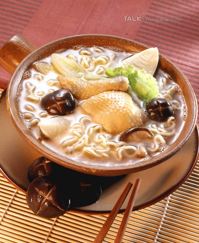 面食,面条,无人,竖图,俯视,室内,特写,白天,烹饪,中餐,餐桌,筷子,桌子,蔬菜,餐具,阴影,新鲜,反射,碟子,盘,影子,陶瓷,竹笋,鸡肉,面,肉,汤,料理,食品,陶瓷制品,文化,传统,笋,菜肴,美食,肉类,食物,盘子,容器,碟,碗,中式,佳肴,有机食品,绿色食品,餐台,储藏,礼节,储存,礼仪,肉食,冬笋,鸡汤面,鸡汤,进餐用具,彩图,高角度拍摄,贮存,shrj1