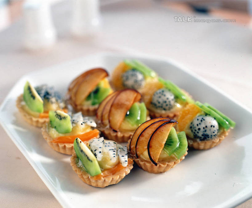 点心,无人,横图,俯视,室内,特写,白天,下午茶,餐桌,桌子,猕猴桃,桃子,萝卜,胡萝卜,水果,一排,阴影,朦胧,模糊,新鲜,整齐,并列,并排,反射,影子,陶瓷,生食,食品,果实,陶瓷制品,蛋挞,食物,糕点,排列,容器,碗,黄桃,有机食品,绿色食品,餐台,储藏,储存,队列,黄萝卜,番萝卜,平行,肺果,蛋塔,奇异果,猕猴梨,红萝卜,甘荀,彩图,高角度拍摄,丁香萝卜,胡芦菔金,金笋,贮存,shrj1