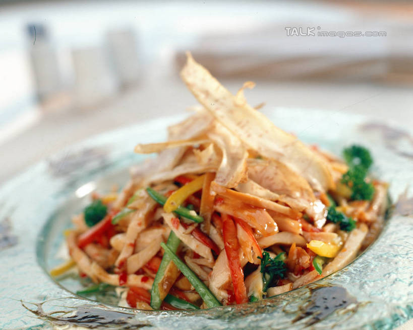 豆腐,无人,横图,俯视,室内,特写,白天,烹饪,中餐,餐桌,桌子,蔬菜,餐具,阴影,朦胧,模糊,新鲜,反射,碟子,盘,影子,青椒,料理,食品,豆腐干,菜肴,美食,食物,盘子,碟,中式,佳肴,有机食品,绿色食品,餐台,豆干,豆制品,大椒,菜椒,甜椒,柿子椒,灯笼椒,彩图,高角度拍摄,干子,素火腿,shrj1