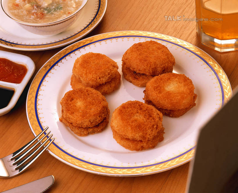 点心,无人,横图,俯视,室内,特写,白天,餐桌,桌子,杯子,餐具,阴影,反射,叉子,刀叉,刀子,碟子,盘,影子,陶瓷,调料,酱料,酱汁,佐料,料理,食品,面点,陶瓷制品,调味品,调味料,酱,美食,玻璃制品,食物,盘子,酒杯,啤酒杯,容器,碟,碗,中式,餐台,储藏,储存,餐刀,南瓜饼,餐叉,玻璃杯,进餐用具,彩图,高角度拍摄,贮存,shrj1