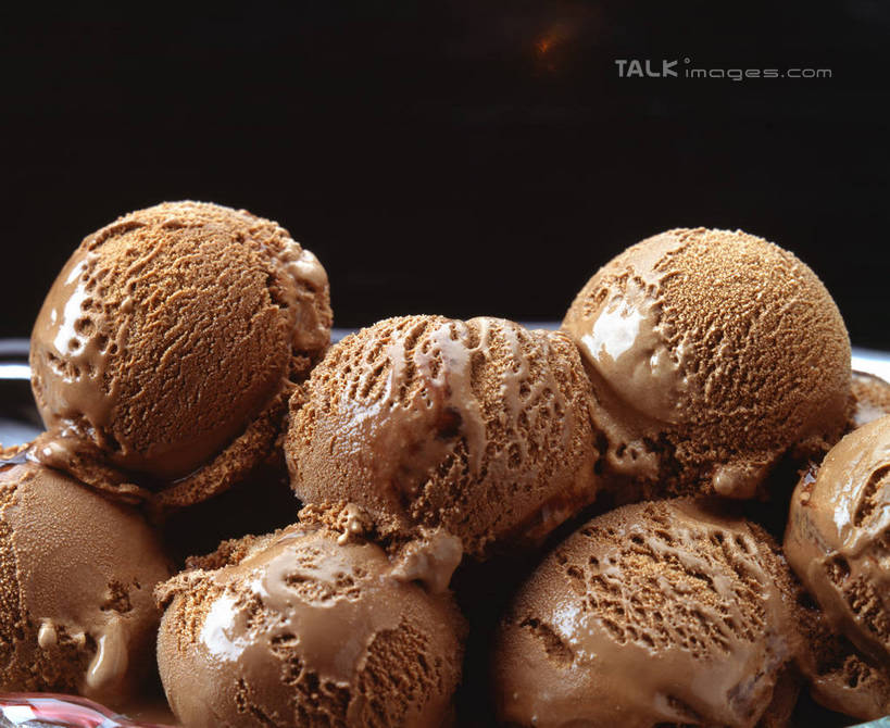 无人,横图,俯视,室内,特写,白天,餐桌,桌子,阴影,反射,影子,陶瓷,冰激凌,陶瓷制品,清凉,容器,碗,冷饮,舒服,冰淇淋,餐台,储藏,解暑,储存,解渴,雪糕,舒爽,冰糕,消暑,巧克力冰淇淋,彩图,高角度拍摄,贮存,shrj1