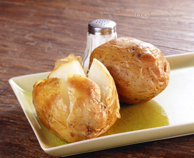 无人,横图,俯视,室内,特写,白天,烹饪,西餐,餐桌,桌子,蔬菜,土豆,餐具,阴影,新鲜,反射,碟子,罐子,盘,影子,调料,盐,料理,食品,调味品,调味料,烤土豆,菜肴,美食,食盐,玻璃制品,食物,盘子,玻璃瓶,瓶子,碟,西式,佳肴,有机食品,绿色食品,餐台,馍馍蛋,洋芋,山药蛋,马铃薯,彩图,高角度拍摄,shrj1