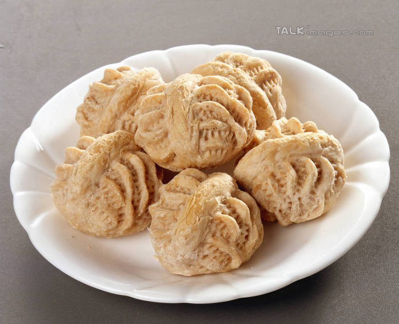 点心,无人,横图,俯视,室内,特写,白天,餐桌,桌子,餐具,阴影,反射,碟子,盘,影子,料理,食品,美食,食物,糕点,盘子,碟,中式,餐台,核桃酥,彩图,高角度拍摄,核桃糕,shrj1