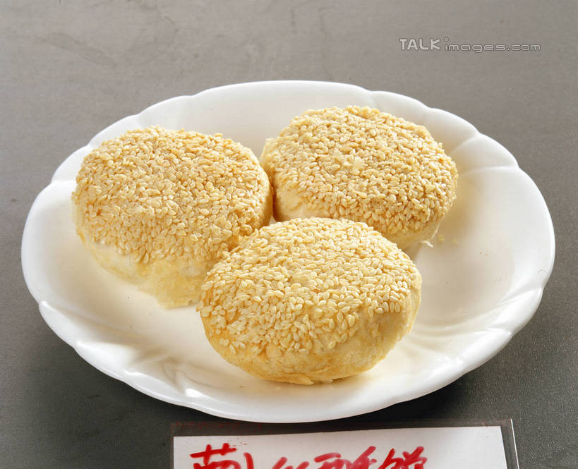 点心,面食,无人,横图,俯视,室内,特写,白天,早餐,餐桌,桌子,餐具,阴影,反射,标志,碟子,盘,文字,影子,字符,芝麻,料理,食品,纸张,标识,美食,食物,三个,红色,盘子,碟,中式,汉字,早点,餐台,中文,芝麻饼,大饼,脂麻,胡麻,白麻,巨胜子,油麻,国文,华文,彩图,高角度拍摄,早饭,shrj1