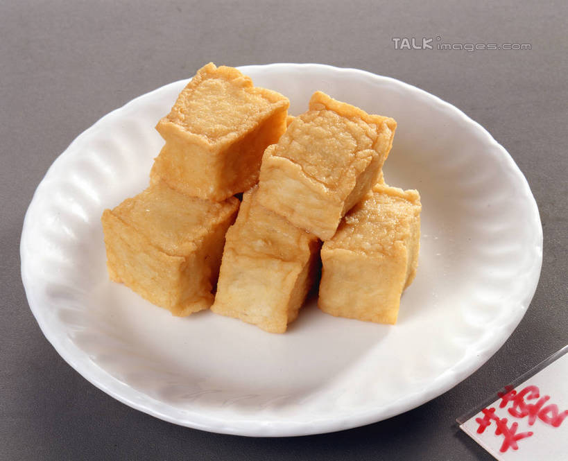 无人,横图,俯视,室内,特写,白天,餐桌,桌子,餐具,一堆,许多,阴影,堆叠,堆积,反射,标志,碟子,盘,文字,影子,字符,肉,纸张,很多,标识,肉糜,肉末,肉类,红色,盘子,碟,汉字,餐台,堆,鱼豆腐,中文,肉食,国文,华文,彩图,高角度拍摄,油炸鱼糕,鱼糜,shrj1