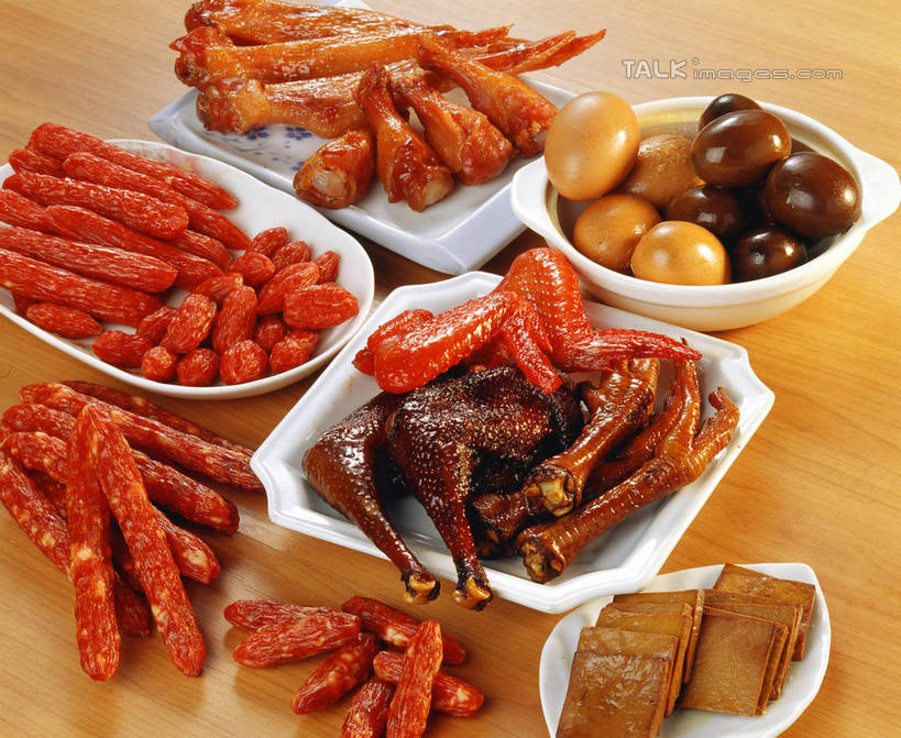 无人,横图,俯视,室内,特写,白天,烹饪,中餐,餐桌,桌子,餐具,阴影,反射,碟子,盘,影子,陶瓷,蛋,鸡蛋,鸡肉,肉,香肠,料理,食品,陶瓷制品,腊肠,菜肴,美食,肉类,食物,盘子,容器,碟,碗,中式,佳肴,餐台,储藏,储存,凤爪,鸡爪,卤味,肉食,卵,彩图,高角度拍摄,凤足,鸡掌,鸡卵,鸡子,红卤,卤菜,贮存,shrj1