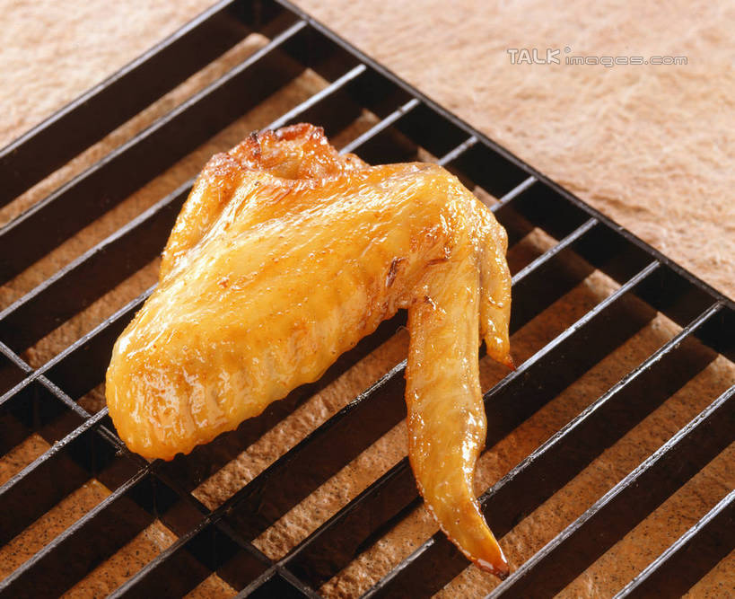 无人,横图,俯视,室内,特写,白天,烹饪,烘焙,餐桌,桌子,金属制品,阴影,反射,金属,影子,鸡肉,肉,料理,食品,鸡翅,菜肴,美食,肉类,架子,食物,一个,佳肴,单个,餐台,肉食,烤鸡翅,冷却,冷却架,彩图,高角度拍摄,shrj1