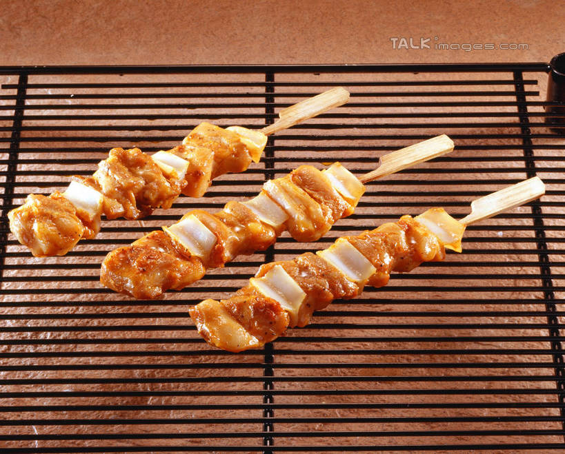 骨骼,无人,横图,俯视,室内,特写,白天,烘焙,餐桌,桌子,金属制品,阴影,反射,金属,影子,鸡肉,肉,骨头,肉类,架子,餐台,骨架,肉食,骨肉相连,软骨,冷却,冷却架,彩图,高角度拍摄,鸡软骨,shrj1