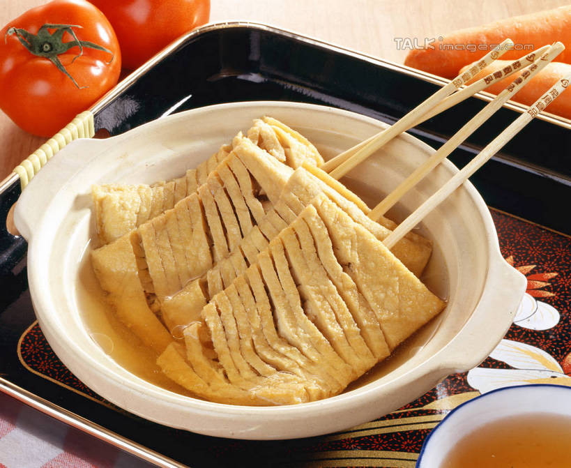 无人,横图,俯视,室内,特写,白天,烹饪,餐桌,桌子,萝卜,胡萝卜,蔬菜,西红柿,厨具,阴影,新鲜,反射,锅子,砂锅,影子,陶瓷,日本料理,料理,食品,陶瓷制品,锅,豆腐皮,菜肴,美食,食物,容器,碗,日式料理,日式,佳肴,有机食品,绿色食品,餐台,锅具,储藏,储存,黄萝卜,番萝卜,腐竹,烹饪用具,关东煮,关东炊,黑轮,御田,豆腐衣,油皮,烹调用具,竹,洋柿子,红萝卜,柑仔蜜,甘荀,番茄,臭柿,烹调,彩图,高角度拍摄,六月柿,丁香萝卜,胡芦菔金,金笋,贮存,喜报三元,shrj1