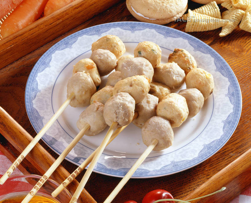 无人,横图,俯视,室内,特写,白天,烹饪,餐桌,桌子,萝卜,胡萝卜,蔬菜,餐具,阴影,新鲜,反射,碟子,盘,影子,肉,日本料理,料理,食品,丸子,肉糜,肉末,菜肴,美食,肉类,肉丸,竹签,食物,盘子,碟,日式料理,日式,佳肴,有机食品,绿色食品,餐台,贡丸,黄萝卜,番萝卜,肉食,取食签,关东煮,关东炊,黑轮,御田,红萝卜,甘荀,彩图,高角度拍摄,丁香萝卜,胡芦菔金,金笋,shrj1