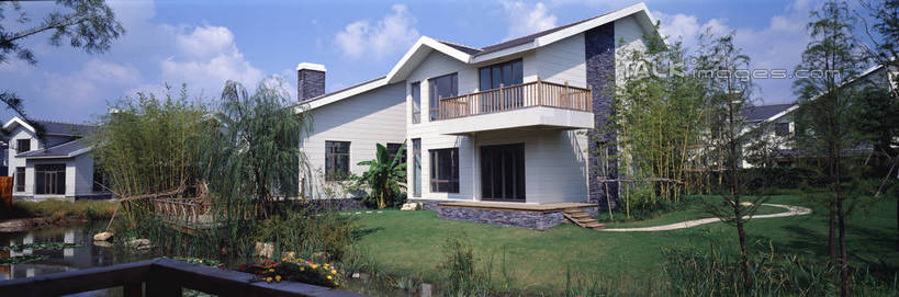 无人,家,栏杆,横图,全景,室外,白天,正面,度假,草地,草坪,石头,美景,植物,别墅,城市风光,城市,石子,房屋,屋子,池塘,景观,水池,云,云朵,公寓,天桥,围栏,桥,云彩,娱乐,洋房,护栏,楼房,住宅,草,树,树木,蓝色,绿色,白云,蓝天,天空,自然,天,享受,休闲,景色,放松,生长,晴朗,成长,人行桥,石块,晴空,彩图,房子,shrj1