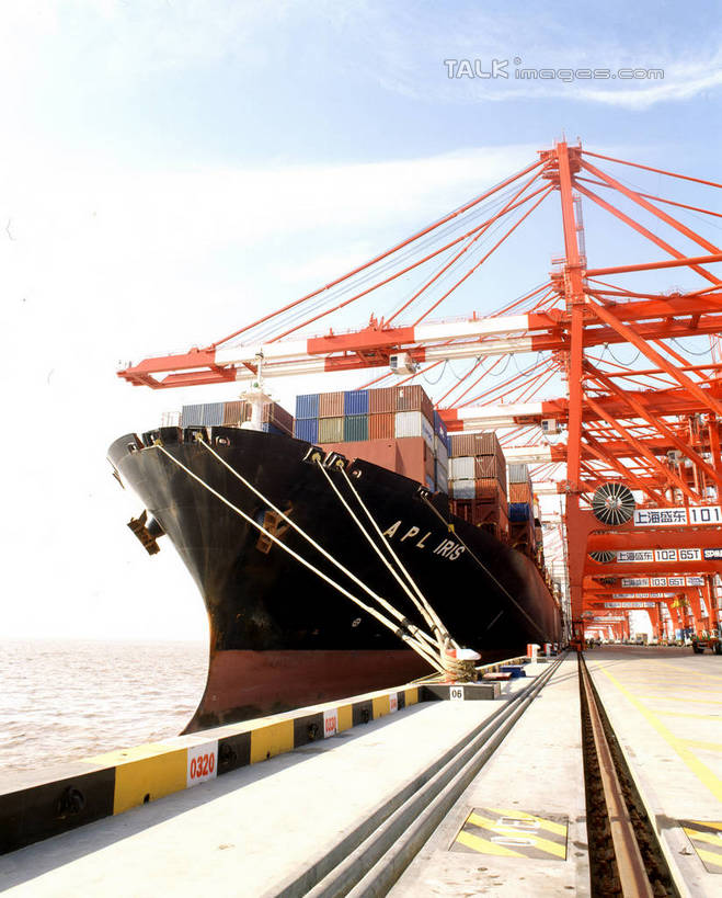 无人,码头,竖图,室外,白天,仰视,度假,技术,美景,城市风光,城市,港口,建筑,船,阴影,光线,影子,景观,云,云朵,集装箱,云彩,娱乐,设备,货柜,施工,蓝色,白云,蓝天,天空,阳光,箱子,交通工具,天,享受,休闲,机械,起重机,景色,放松,运输,晴朗,工程,载具,货船,物流,集装箱码头,晴空,彩图,低角度拍摄,摆渡口,埠头,渡口,渡头,港湾,海港,货运码头,口岸,商港,商船,shrj1