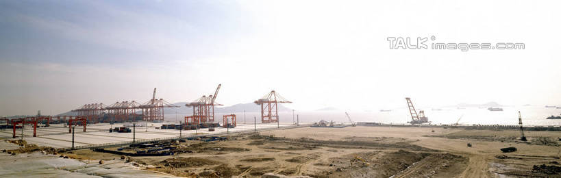 无人,码头,横图,室外,白天,正面,度假,技术,草地,草坪,美景,植物,城市风光,城市,港口,建筑,景观,云,云朵,集装箱,云彩,娱乐,设备,货柜,草,施工,蓝色,绿色,白云,蓝天,天空,箱子,天,享受,休闲,机械,起重机,景色,放松,运输,晴朗,工程,物流,集装箱码头,晴空,彩图,摆渡口,埠头,渡口,渡头,港湾,海港,货运码头,口岸,商港,shrj1