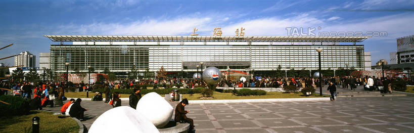 东方人,火车站,站,坐,走,横图,室外,白天,正面,度假,草地,草坪,美景,植物,城市风光,标志建筑,城市,地标,建筑,路灯,照明,上海,中国,亚洲,行人,游客,游人,服装,景观,建筑群,灯光,许多人,注视,休闲装,黄种人,娱乐,建设,路人,旅客,灯,草,树,树木,衣服,绿色,自然,上海站,观察,看,站着,一群人,享受,休闲,休闲服,景色,放松,服饰,生长,成长,观看,照亮,申,察看,照明设备,关注,东亚,上海火车站,上海市,中华人民共和国,沪,华东地区,闸北区,过客,男人,男性,年轻男性,年轻女性,女人,女性,亚洲人,步行,散步,站立,走路,坐着,半身,彩图,铁路车站,铁路站,shrj1