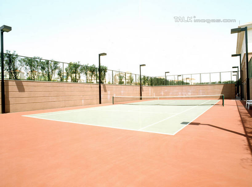 无人,家,栏杆,横图,室外,白天,正面,度假,美景,别墅,城市风光,城市,路灯,照明,扶手,房屋,屋子,景观,公寓,球场,网球场,球网,灯光,娱乐,场地,洋房,护栏,楼房,住宅,灯,蓝色,蓝天,天空,天,享受,休闲,景色,放松,晴朗,照亮,照明设备,万里无云,网球球网,晴空,晴空万里,彩图,房子,网球场地,硬地场,shrj1