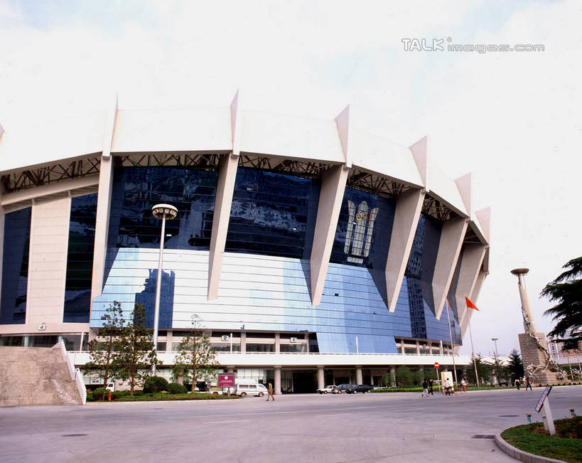 无人,体育馆,栏杆,运动场,横图,室外,白天,正面,度假,草地,草坪,美景,植物,楼梯,城市风光,标志建筑,城市,地标,建筑,上海,中国,亚洲,阴影,光线,扶手,影子,阶梯,景观,云,云朵,建筑群,云彩,娱乐,建设,体育场,护栏,台阶,草,树,树木,蓝色,绿色,白云,蓝天,天空,阳光,自然,天,享受,休闲,景色,放松,生长,晴朗,成长,申,东亚,上海体育馆,徐汇区,上海大舞台,上海市,中华人民共和国,沪,华东地区,运动馆,晴空,彩图,万人体育馆,shrj1