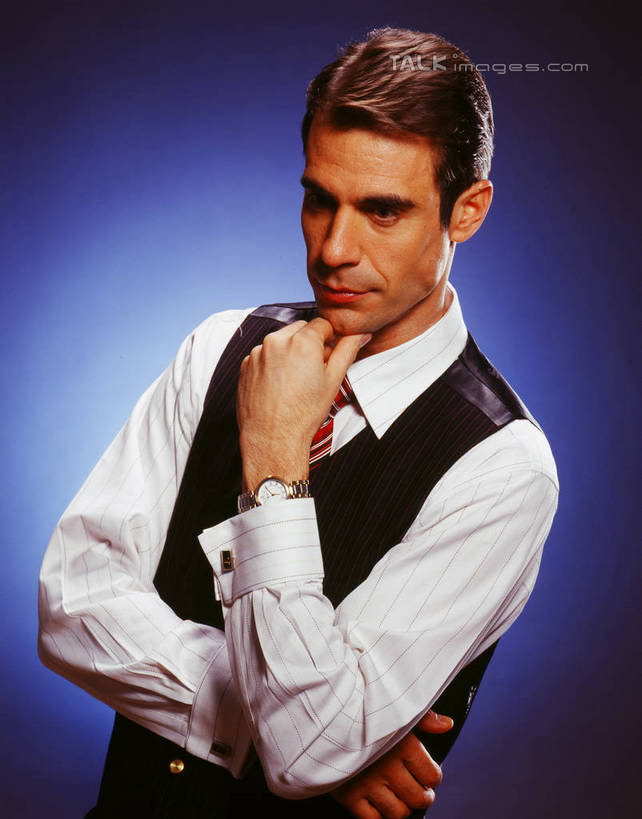 西方人,一个人,商务人士,商务男性,站,竖图,室内,白天,正面,衬衫,欧洲,欧洲人,仅一个男性,仅一个人,撑,阴影,套装,光线,影子,灯光,托腮,注视,仅一个年轻男性,观察,看,托,站着,摄影,影棚,观看,察看,关注,托下巴,商务装,工薪阶层,单手托腮,男人,男性,年轻男性,白种人,白领,上班族,站立,半身,彩图,影棚拍摄,衬衣,拍摄,shrj1