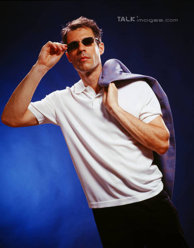 西方人,一个人,站,竖图,室内,白天,正面,欧洲,欧洲人,仅一个男性,仅一个人,握,阴影,服装,光线,墨镜,眼镜,影子,灯光,拿,拎,拿着,注视,外套,仅一个年轻男性,衣服,太阳镜,太阳眼镜,观察,看,站着,遮阳镜,握着,摄影,服饰,影棚,观看,察看,夹克,衣着,夹克衫,穿着,关注,衣饰,茄克,男人,男性,年轻男性,白种人,外衣,站立,半身,彩图,影棚拍摄,拍摄,短外衣,拎着,shrj1