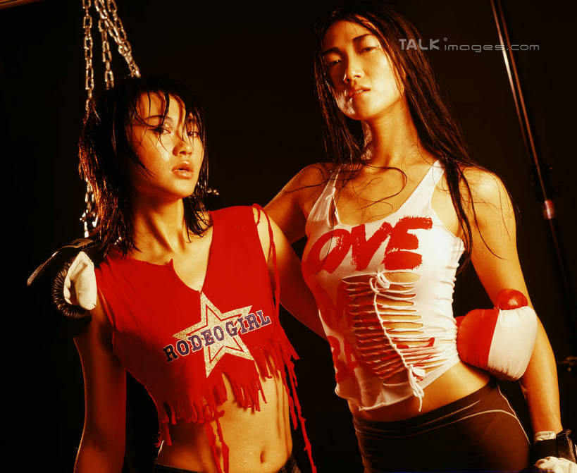 东方人,两个人,伙伴,朋友,拳击手,站,抱,横图,室内,白天,正面,锻炼,友谊,安全,比赛,运动,拳击,亚洲,服装,朦胧,模糊,英文,背心,标志,文字,字符,字母,星星,防护,拳击手套,注视,黄种人,标识,运动器械,衣服,手套,观察,看,站着,星形,健身器械,服饰,抱着,观看,英文字母,保护,察看,搂着,衣着,穿着,关注,沙袋,保险,健身器材,五角形,拳击袋,保全,周全,安稳,安定,防护手套,衣饰,平安,体育,友情,年轻女性,女人,女性,亚洲人,拳击家,拳击运动员,五角星,搂,搂抱,站立,半身,彩图,健身,运动器材,shrj1