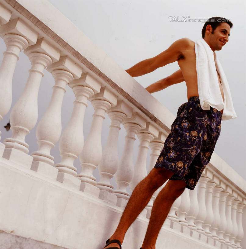 西方人,一个人,栏杆,站,笑,微笑,露齿笑,竖图,室外,白天,仰视,欧洲,欧洲人,仅一个男性,仅一个人,阴影,短裤,裤子,光线,纺织物,扶手,影子,注视,护栏,裸露,仅一个年轻男性,蓝色,蓝天,天空,阳光,毛巾,天,观察,看,清洁,站着,搭,沙滩裤,晴朗,观看,保暖,察看,搭着,关注,裸,透气,防水,万里无云,储水,耐磨,吸水,男人,男性,年轻男性,白种人,晴空,晴空万里,站立,半身,彩图,低角度拍摄,shrj1