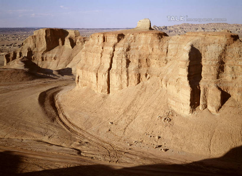 无人,横图,俯视,航拍,室外,白天,旅游,度假,石头,美景,山,山脉,峡谷,阴影,光线,纹路,石子,纹理,影子,景观,山峰,山谷,山峦,娱乐,蓝色,蓝天,天空,阳光,自然,群山,天,享受,休闲,景色,放松,晴朗,连绵,绵延,岩层,鸟瞰,自然风光,山岭,万里无云,肌理,联贯,石块,岩石,晴空,晴空万里,彩图,高角度拍摄,shrj1