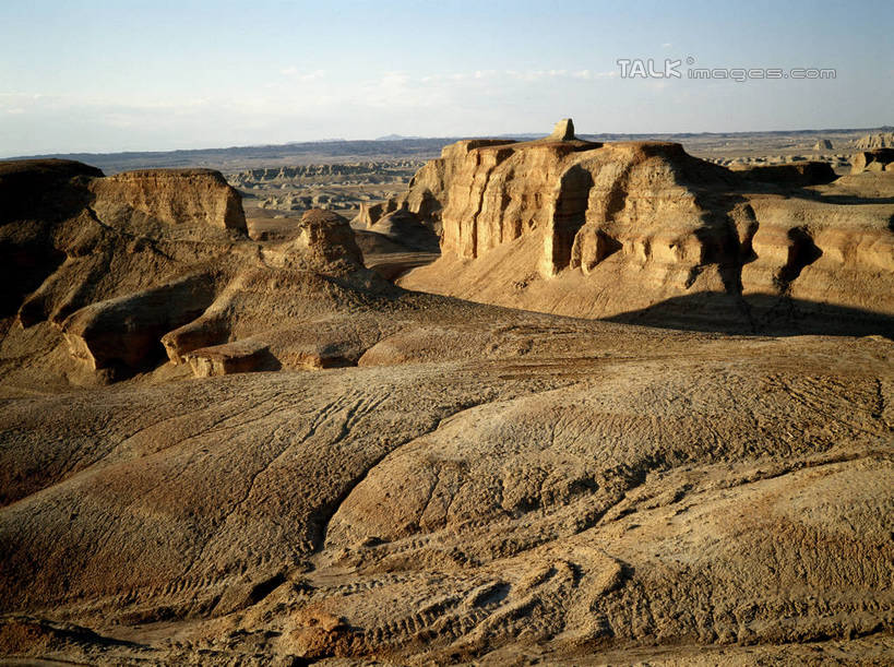 无人,横图,俯视,航拍,室外,白天,旅游,度假,石头,美景,山,山脉,峡谷,阴影,光线,纹路,石子,纹理,影子,景观,山峰,山谷,山峦,娱乐,蓝色,蓝天,天空,阳光,自然,群山,天,享受,休闲,景色,放松,晴朗,连绵,绵延,岩层,鸟瞰,自然风光,山岭,万里无云,肌理,联贯,石块,岩石,晴空,晴空万里,彩图,高角度拍摄,shrj1