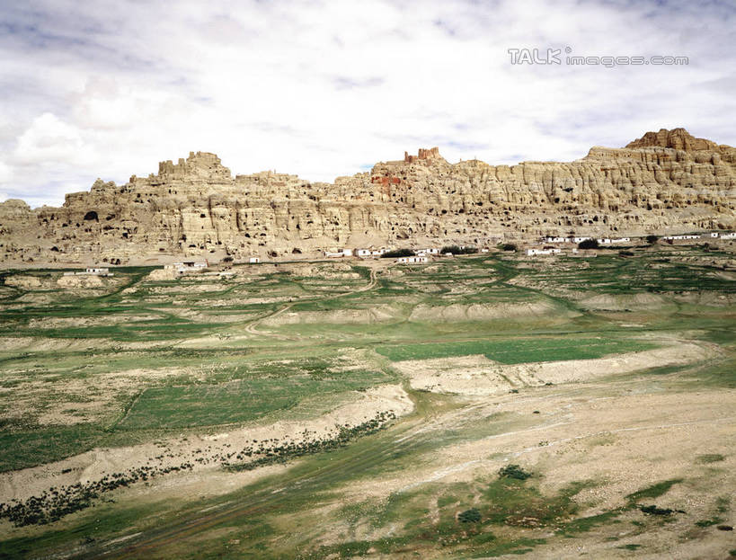 无人,横图,室外,白天,正面,旅游,度假,草地,草原,石头,美景,山,山脉,峡谷,植物,纹路,石子,纹理,景观,旷野,山峰,云,云朵,山谷,山峦,云彩,娱乐,草,蓝色,绿色,白云,蓝天,天空,自然,群山,天,享受,休闲,景色,放松,晴朗,连绵,绵延,岩层,自然风光,原野,山岭,肌理,联贯,石块,岩石,晴空,彩图,shrj1