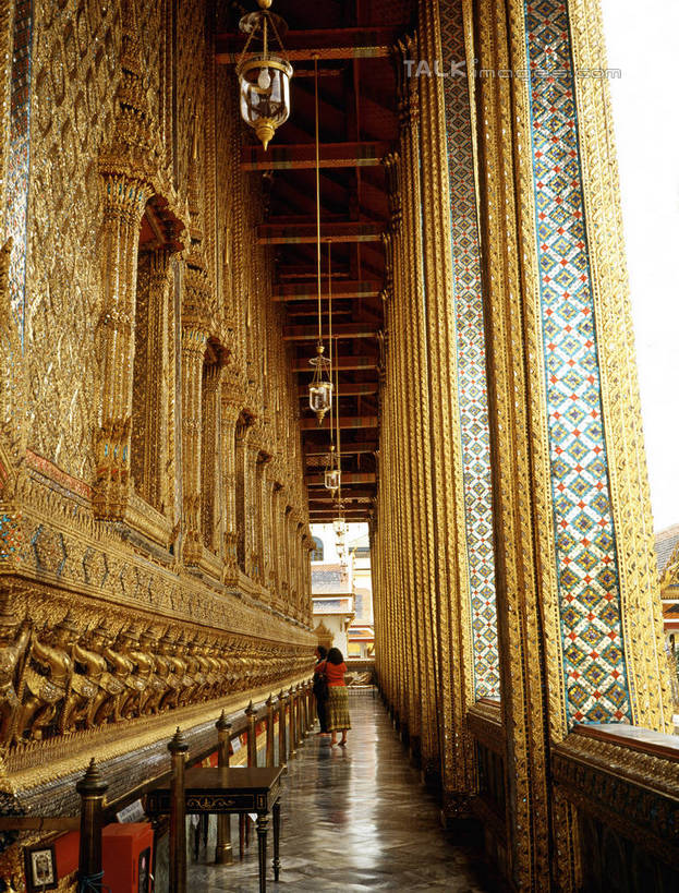 无人,寺庙,竖图,室内,白天,仰视,旅游,度假,标志建筑,地标,建筑,照明,节日,走道,走廊,过道,灯光,文化,娱乐,建设,吊灯,灯,灯具,庙宇,祈祷,享受,休闲,健康,旅游胜地,放松,许愿,宗教,信仰,纪念,祈求,照亮,照明设备,转经筒,转经轮,法轮,印度教,玛尼轮,平安,彩图,低角度拍摄,庙,寺,经轮,玛尼解脱轮,shrj1