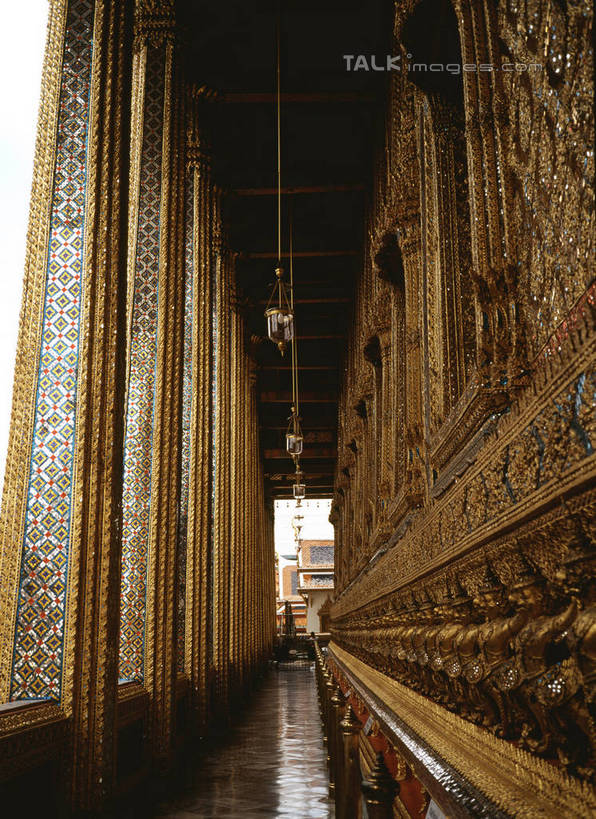 无人,寺庙,竖图,室内,白天,仰视,旅游,度假,标志建筑,地标,建筑,照明,节日,走道,走廊,过道,灯光,文化,娱乐,建设,吊灯,灯,灯具,庙宇,祈祷,享受,休闲,健康,旅游胜地,放松,许愿,宗教,信仰,纪念,祈求,照亮,照明设备,转经筒,转经轮,法轮,印度教,玛尼轮,平安,彩图,低角度拍摄,庙,寺,经轮,玛尼解脱轮,shrj1