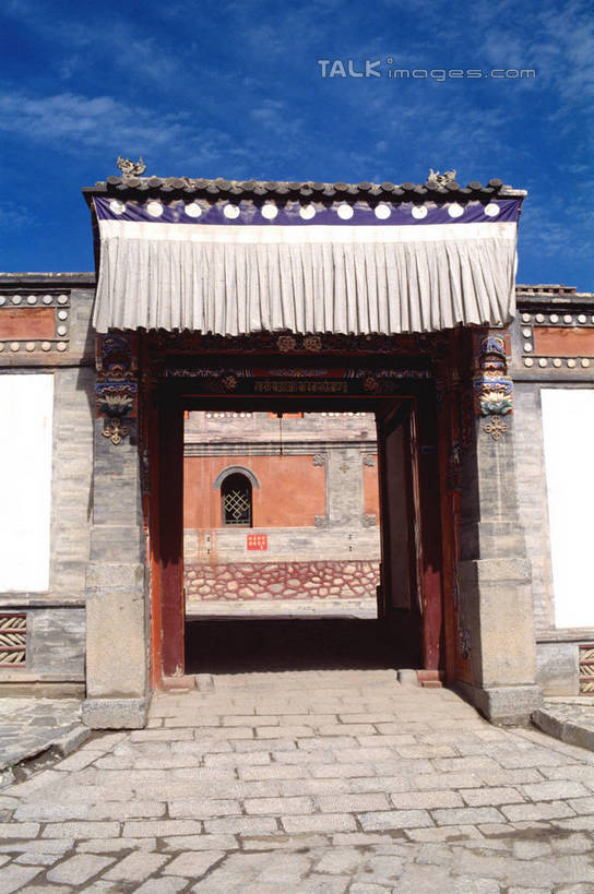 无人,家,竖图,室外,白天,正面,旅游,度假,标志建筑,地标,建筑,阴影,光线,影子,房屋,屋子,云,云朵,云彩,娱乐,建设,楼房,住宅,蓝色,白云,蓝天,天空,阳光,天,享受,休闲,旅游胜地,瓦房,放松,晴朗,晴空,彩图,房子,shrj1