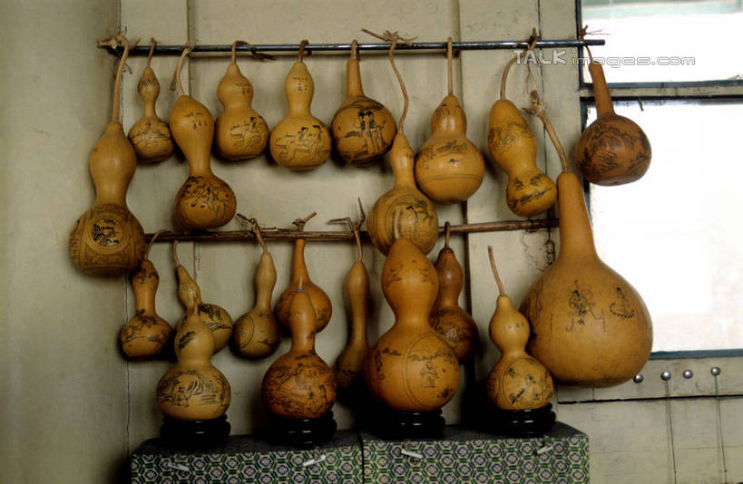 无人,横图,室内,白天,正面,窗户,许多,吊挂,悬挂,葫芦,墙,很多,挂,玻璃窗,架子,墙壁,墙面,彩图,shrj1