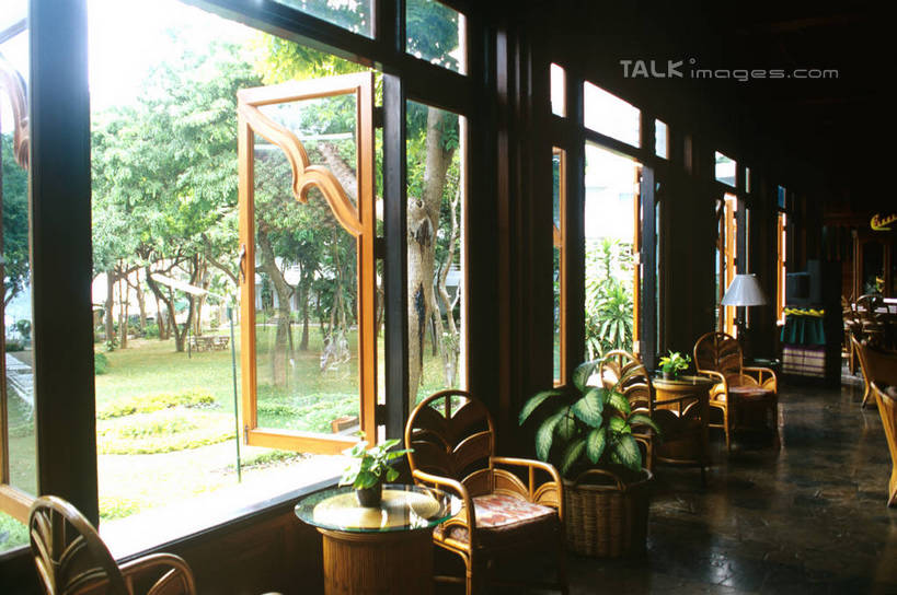 无人,餐厅,横图,室内,白天,正面,草地,草坪,树林,植物,餐桌,窗户,落地窗,桌子,椅子,花盆,朦胧,模糊,陶瓷,陶瓷制品,玻璃窗,草,树,树木,绿色,自然,容器,生长,成长,餐台,储藏,储存,彩图,餐馆,饭店,饭馆,贮存,shrj1