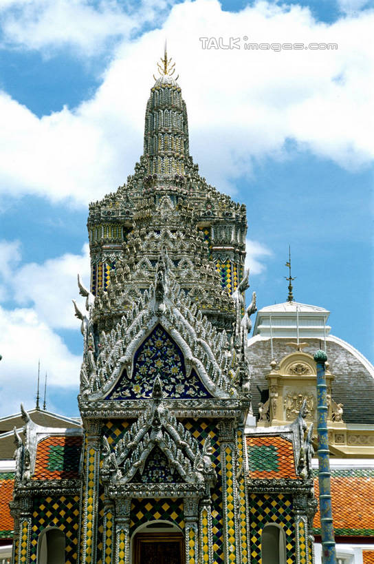 无人,寺庙,竖图,室外,白天,仰视,旅游,度假,名胜古迹,标志建筑,地标,建筑,泰国,亚洲,节日,遗迹,云,云朵,云彩,古迹,文化,文物,娱乐,建设,古建筑,蓝色,白云,蓝天,天空,庙宇,天,祈祷,享受,休闲,健康,旅游胜地,放松,许愿,宗教,东南亚,佛教,信仰,晴朗,纪念,祈求,古文明,泰王国,释教,平安,晴空,彩图,低角度拍摄,庙,寺,shrj1