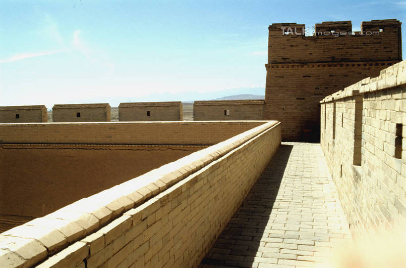 无人,横图,室外,白天,正面,旅游,度假,名胜古迹,标志建筑,地标,建筑,阴影,遗迹,光线,影子,堡垒,城堡,墙,云,云朵,云彩,古迹,文物,娱乐,建设,城墙,古建筑,墙壁,墙面,蓝色,白云,蓝天,天空,阳光,天,享受,休闲,旅游胜地,放松,晴朗,要塞,古文明,设防,晴空,彩图,shrj1