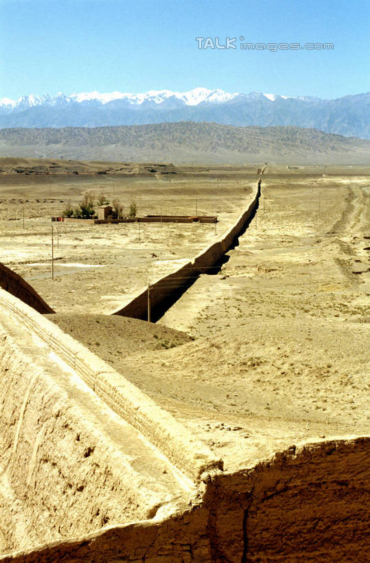 无人,竖图,室外,白天,正面,旅游,度假,美景,沙漠,山,山脉,阴影,光线,影子,景观,山峰,云,云朵,山峦,云彩,娱乐,蓝色,白云,蓝天,天空,阳光,自然,群山,天,享受,休闲,景色,放松,晴朗,自然风光,大漠,砂漠,晴空,彩图,shrj1