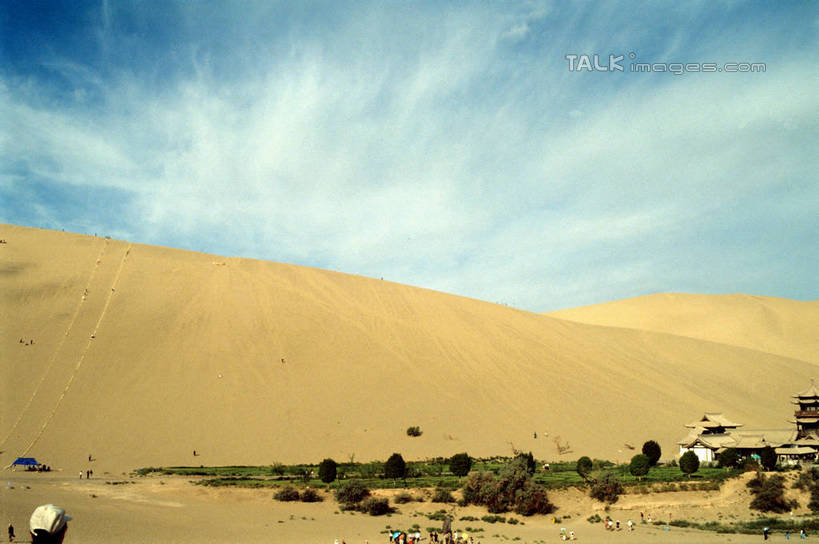 东方人,家,走,横图,俯视,室外,白天,旅游,度假,草地,草坪,美景,沙漠,植物,亚洲,行人,游客,游人,阴影,服装,光线,影子,帐篷,房屋,屋子,景观,云,云朵,许多人,云彩,注视,休闲装,黄种人,文化,娱乐,传统,路人,旅客,住宅,草,衣服,蓝色,绿色,白云,蓝天,天空,阳光,自然,天,观察,看,一群人,享受,休闲,休闲服,景色,便捷,放松,服饰,晴朗,观看,察看,便利,关注,自然风光,蒙古包,毡房,过客,男人,男性,年轻男性,年轻女性,女人,女性,亚洲人,大漠,砂漠,晴空,步行,散步,走路,半身,彩图,高角度拍摄,房子,小屋,毡包,穹庐,毡帐,shrj1